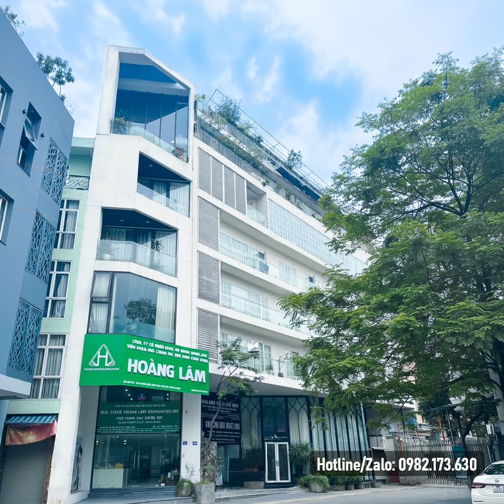 Mặt tiền tòa nhà khang trang, hiện đại của Phòng khám Hoàng Lâm tại Hà Đông, Hà Nội